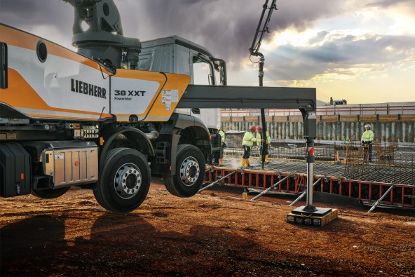 liebherr-truck-mounted-concrete-pump-in-operation-01