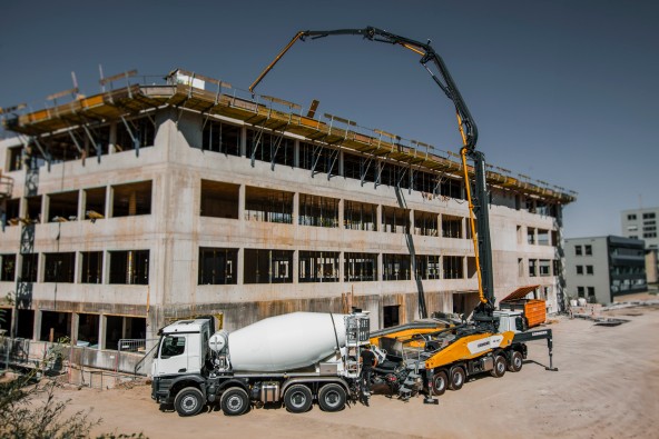 liebherr-truck-mounted-concrete-pump-in-operation-02