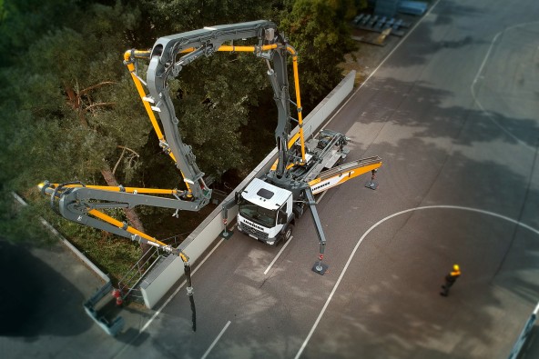 liebherr-truck-mounted-concrete-pump-in-operation-03