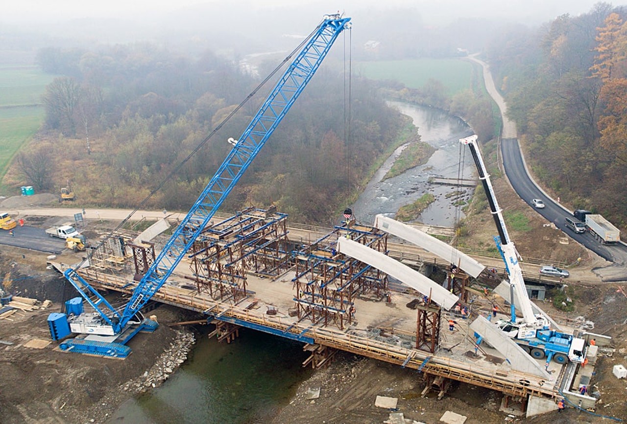 liebherr-lr-crawler-crane-1300-bridge-lifting-960x650