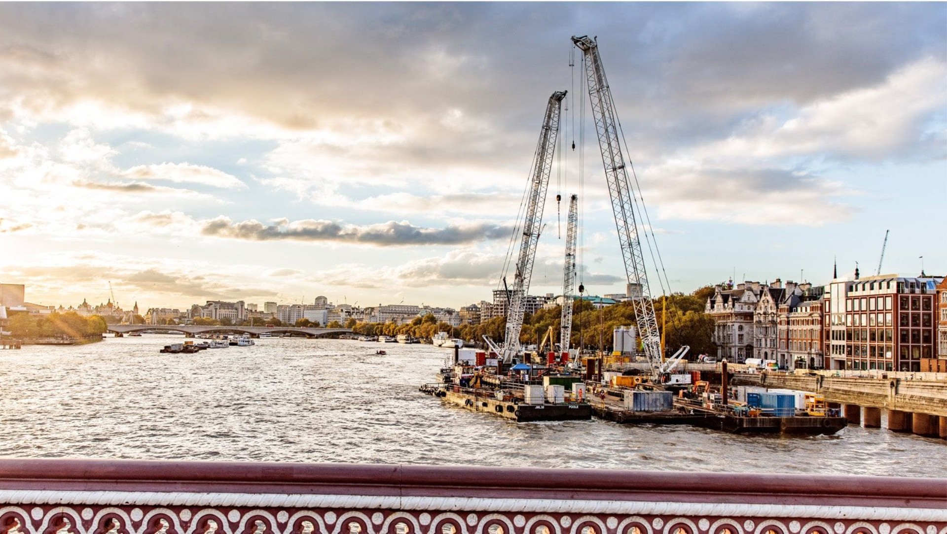 liebherr-lr-crawler-crane-lifting-07-1600x