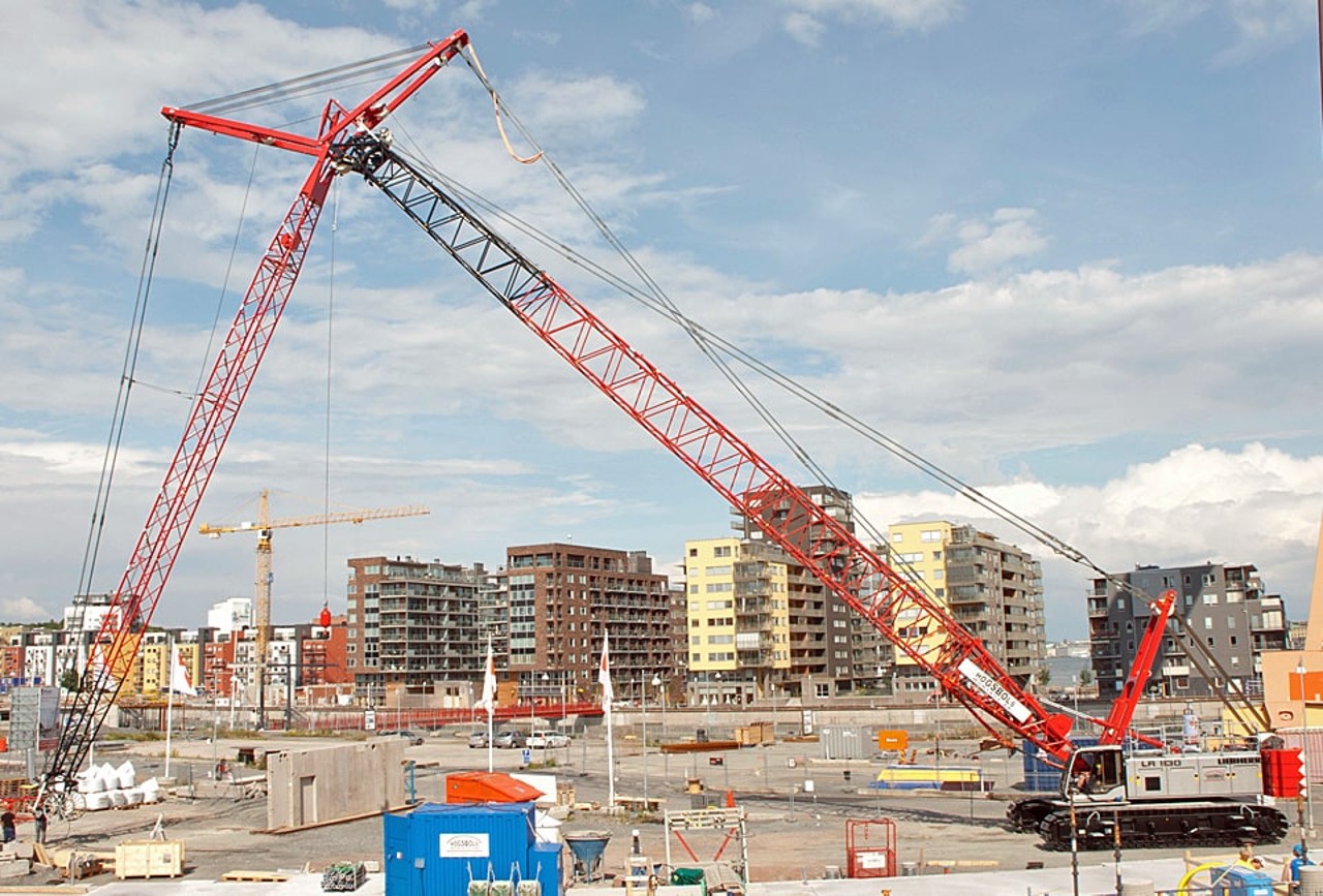 liebherr-lr-crawler-crane-1160-lifting-boom-up-and-down-aid-960x650