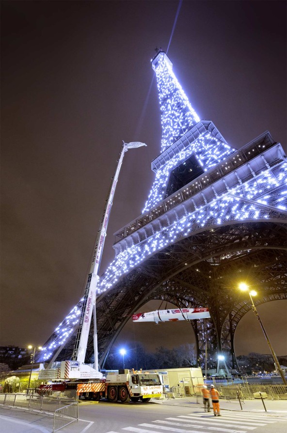 liebherr-crane-job-eiffel-tower-white-lights-1265x1905