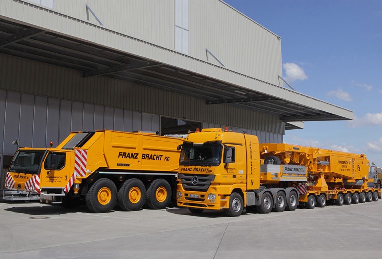 Lattice boom mobile cranes - Liebherr