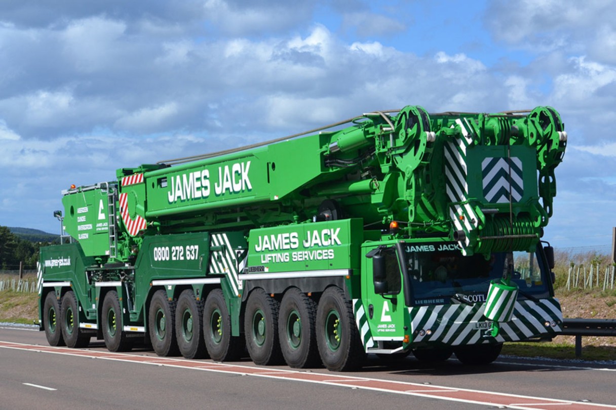 liebherr-manoeuvring-on-site