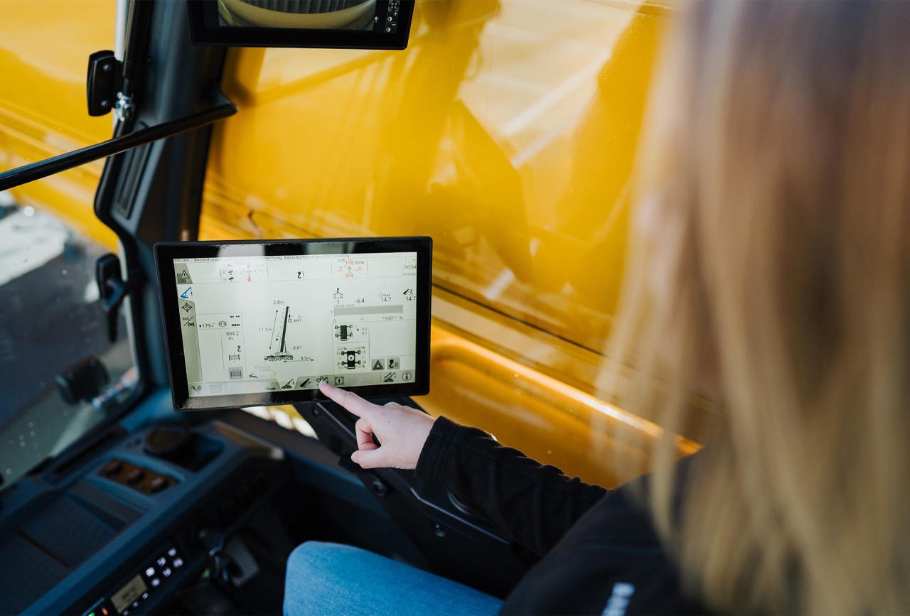 liebherr-digital-mobile-crane-operator