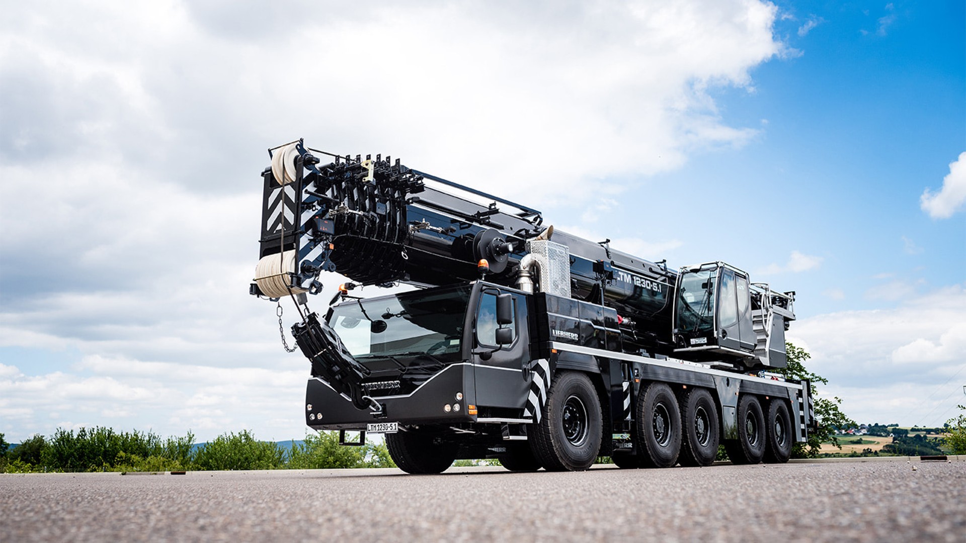 lwe-liebherr-2018-LTM-1230-5.1-kundentagelackierung-LWE_0060_WEB-min