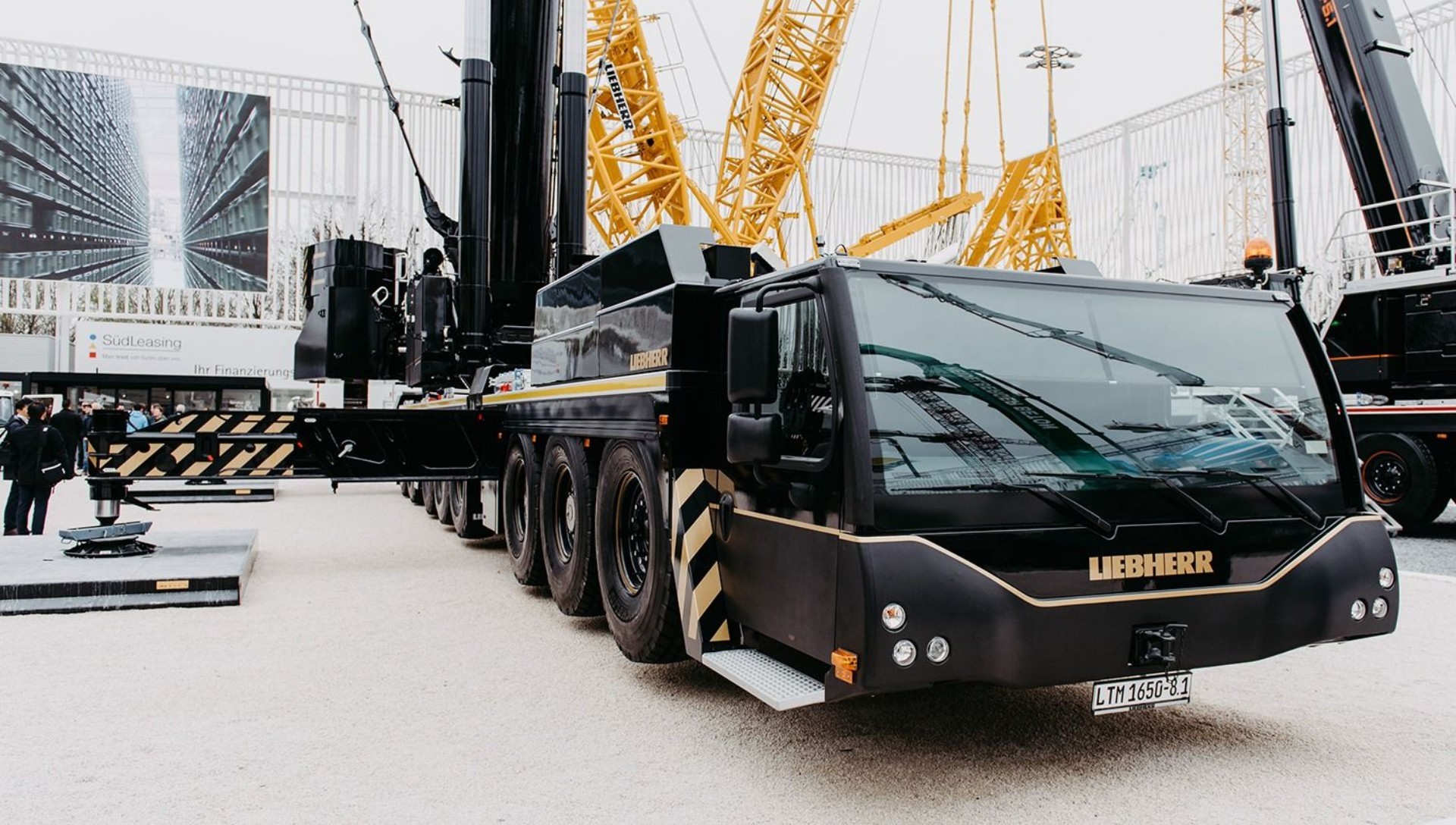 liebherr-bauma-LTM165081-stage