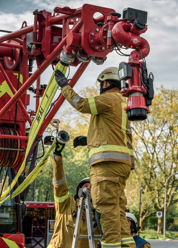 liebherr-upload-with-blue-light-and-siren-hose-1265x1761