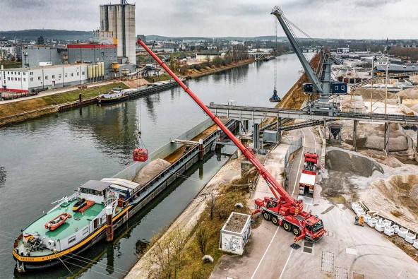 liebherr-upload-with-blue-light-and-siren-ship-1265x843