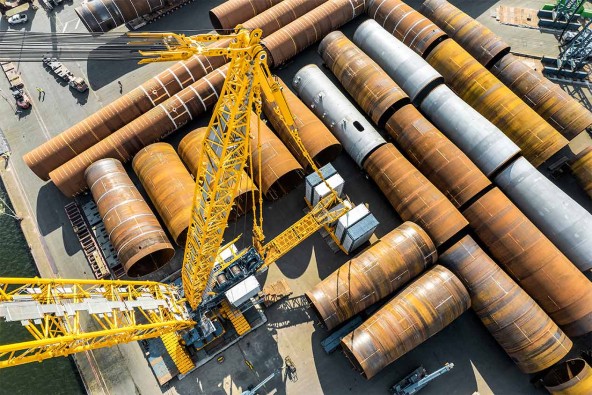 liebherr-lwe-upload-big-pipe-steel-pipes-1265x843