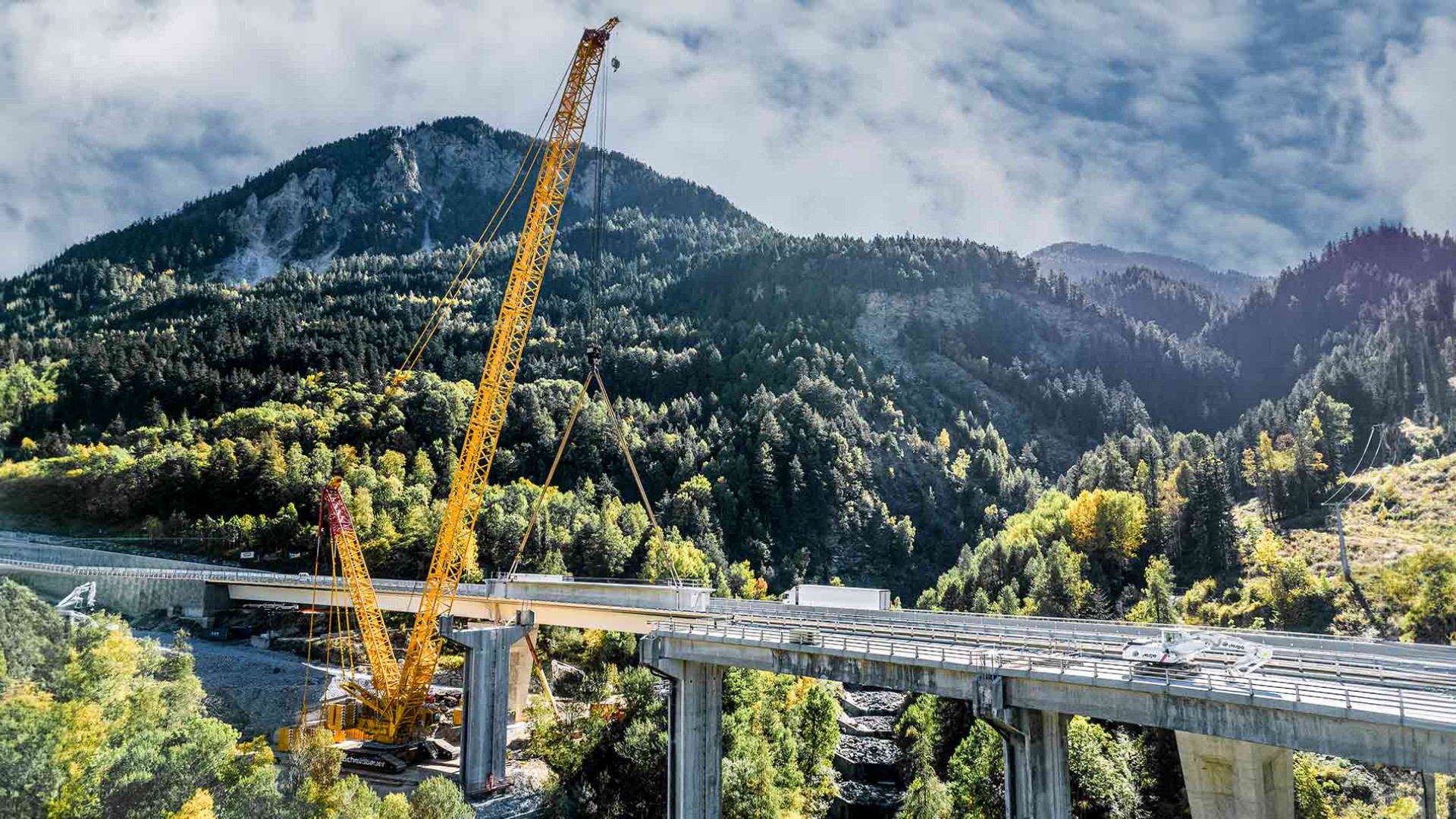 liebherr-lwe-upload-logistical-masterpiece-in-the-alps-stage-1901x1070