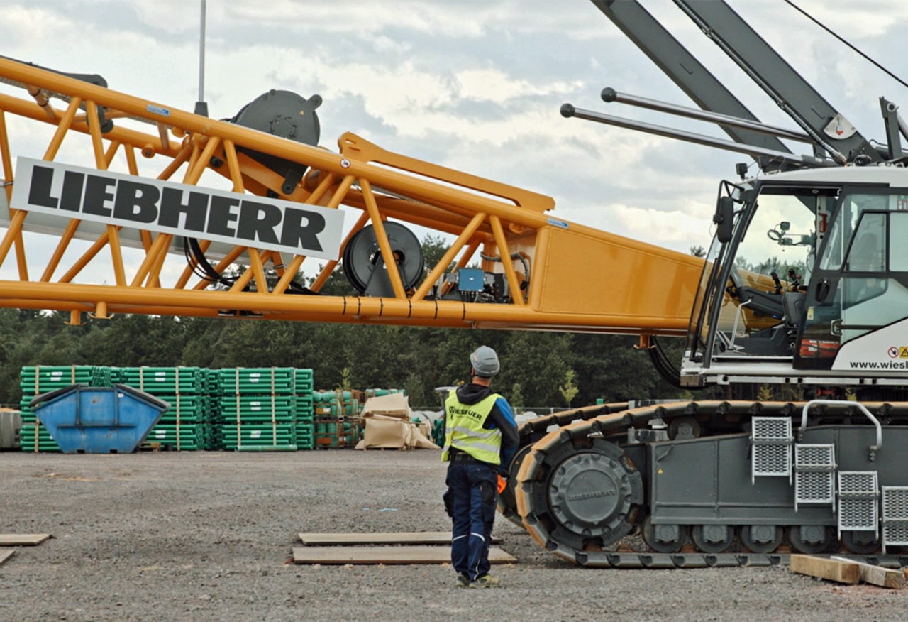 liebherr-remote-control-operation-crawler-cranes-raupenkran-aufbau-assembly-3