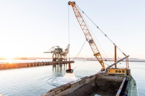 liebherr-job-report-HS-8300-HD-Piombino-Dredging-sunset