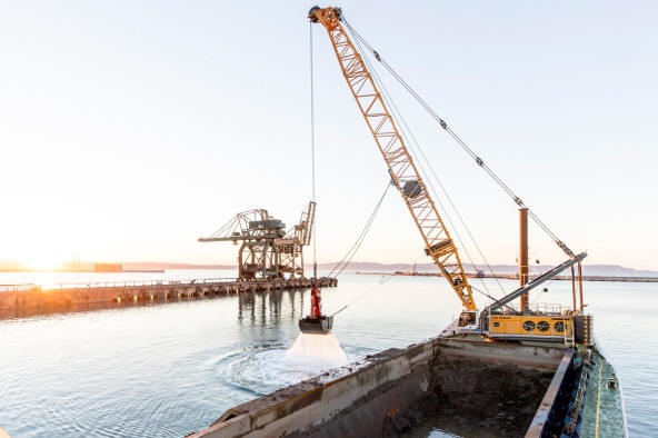 liebherr-job-report-HS-8300-HD-Piombino-Dredging-sunset