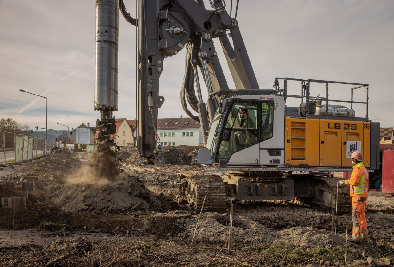 liebherr-kelly-drilling-abschütteln-bohrschnecke-min