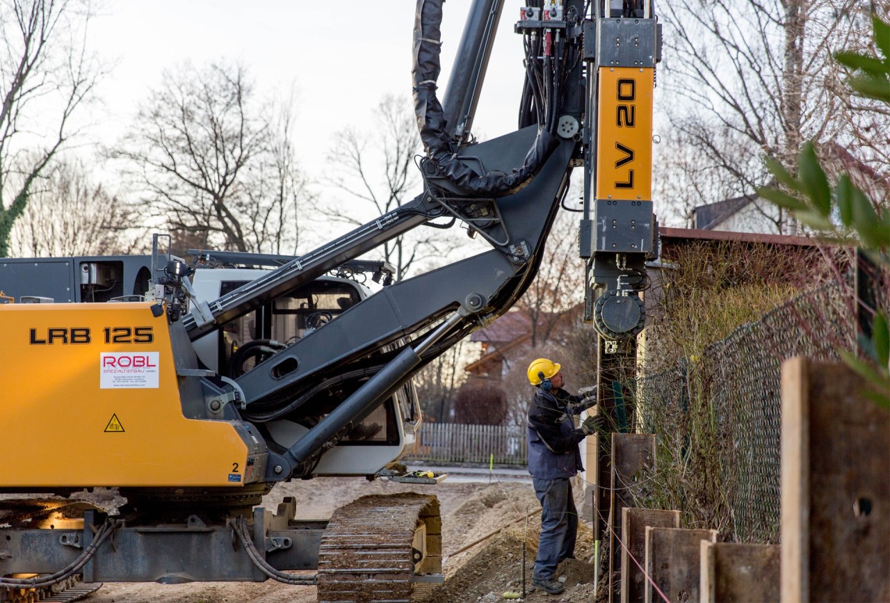 liebherr-pile-driving-methods-vibrating-spundbohlen-2-min