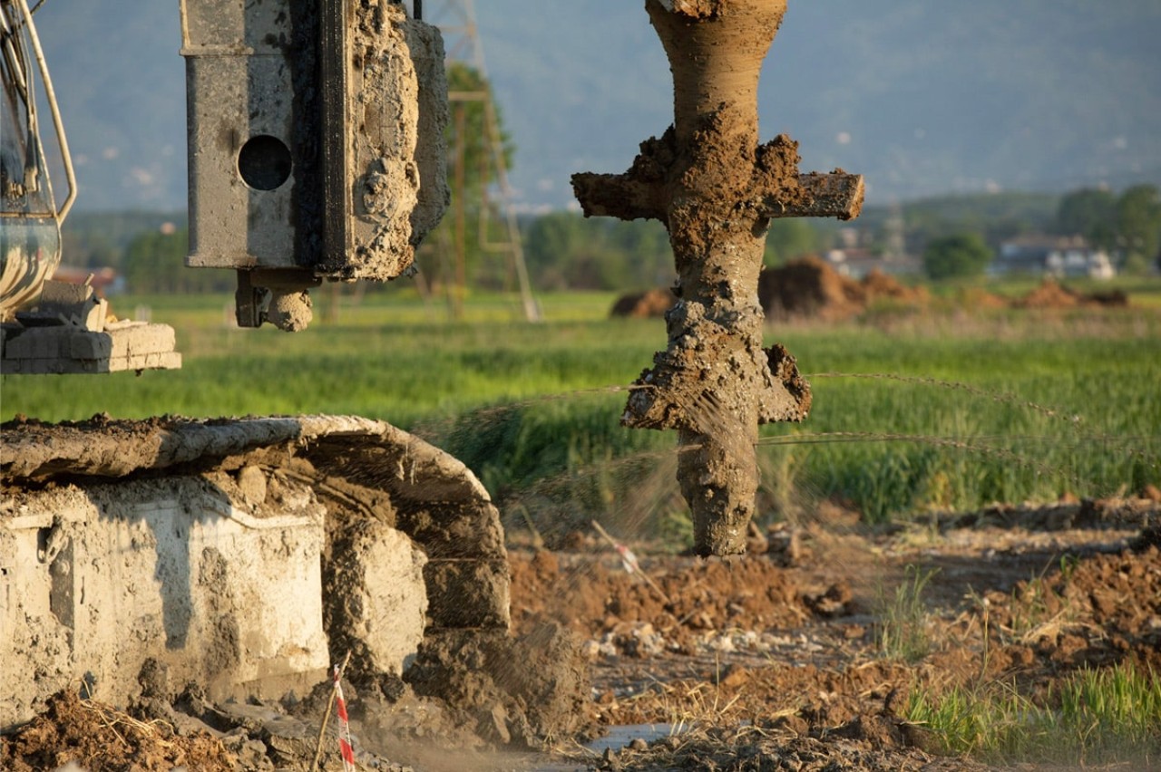 liebherr-wet-soil-mixing-nassmischen-binding-agent-suspension-pressed-into-soil-through-nozzles2