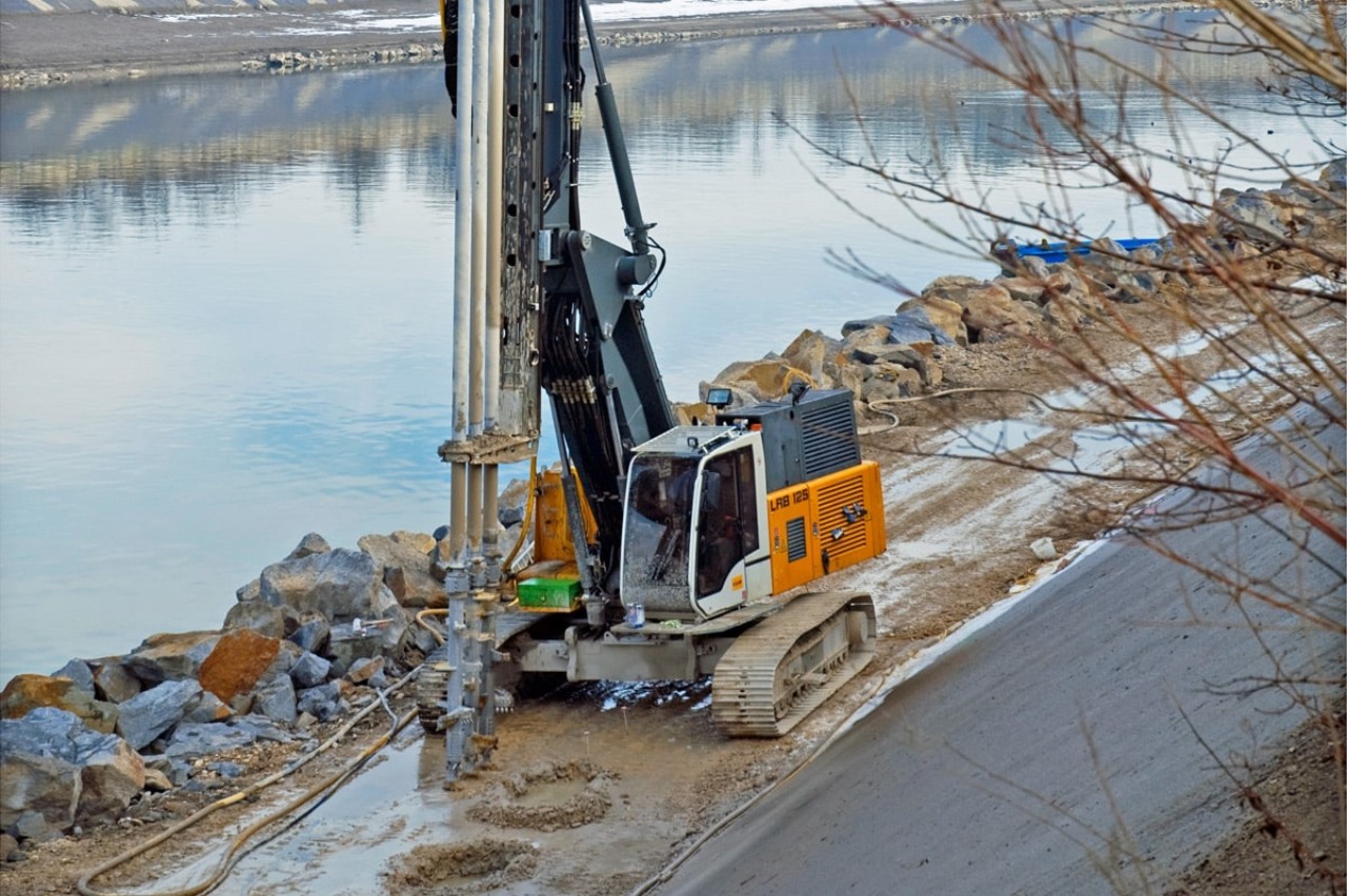 liebherr-wet-soil-mixing-nassmischen-cut-off-wall-for-redevelopment-of-an-embankment