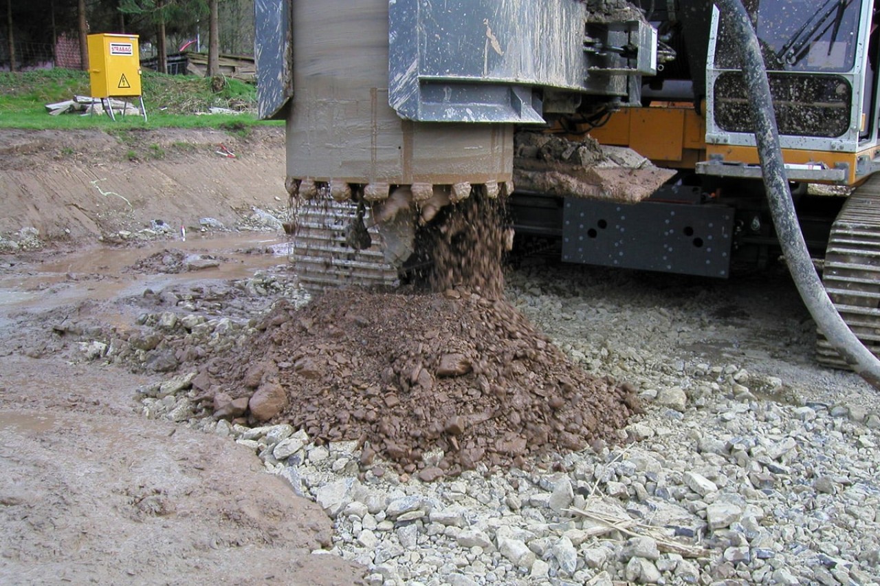 liebherr-doppelkopfbohren-douple-rotary-drilling-entleeren-bohrgut-emptying-the-auger