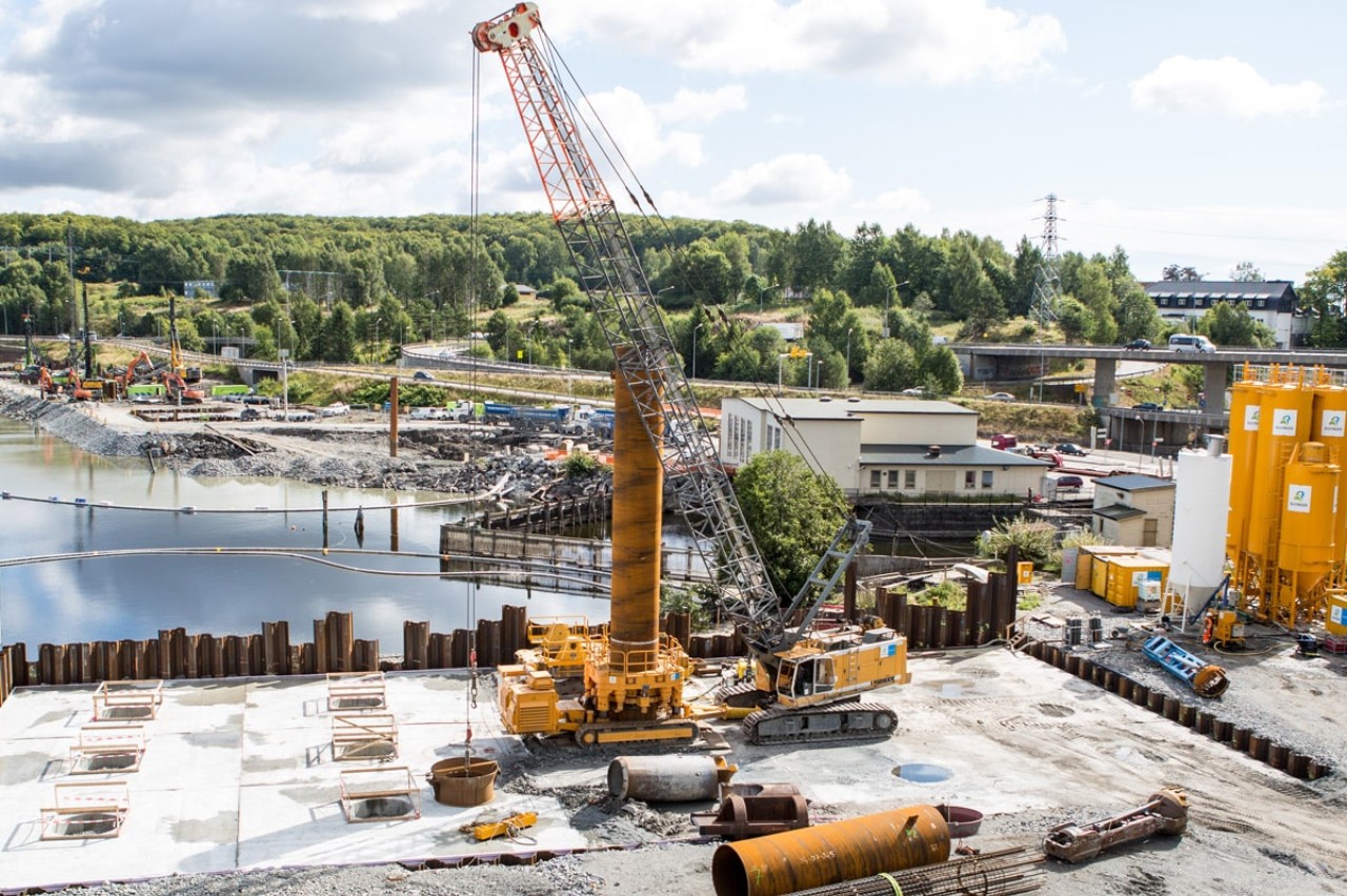 liebherr-greiferbohren-hammer-grab-hydroseilbagger-mit-rohrdrehmaschine-casing-rotator