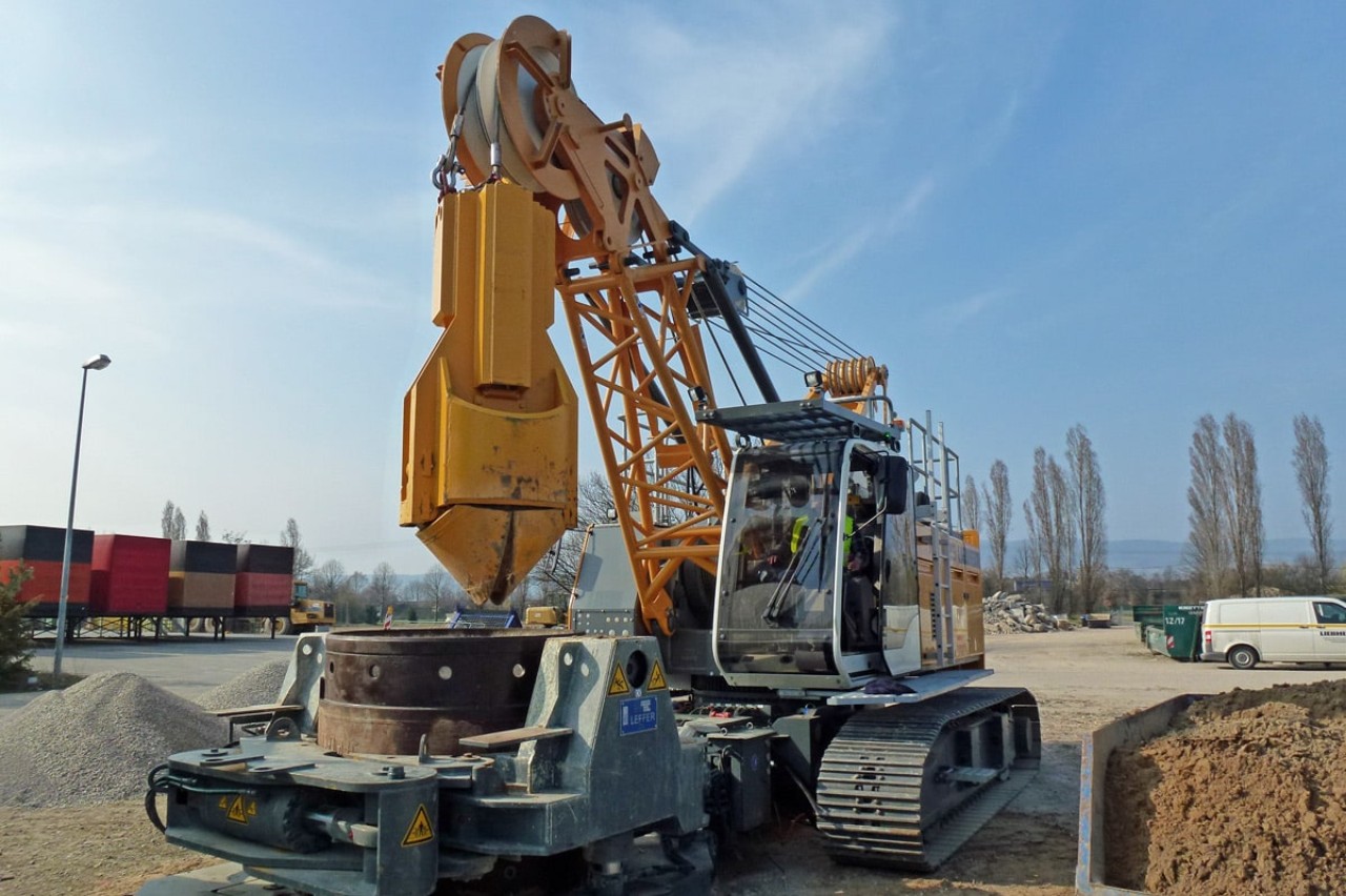 liebherr-greiferbohren-hammer-grab-kurzausleger-short-boom-duty-cycle-crawler-crane-casing-oscillator