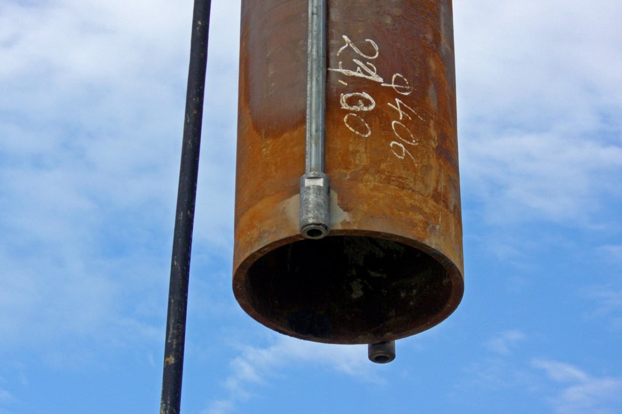 liebherr-piling-rig-spuelleitung-am-rammgut-flushing-lines-welded-to-the-piling-element