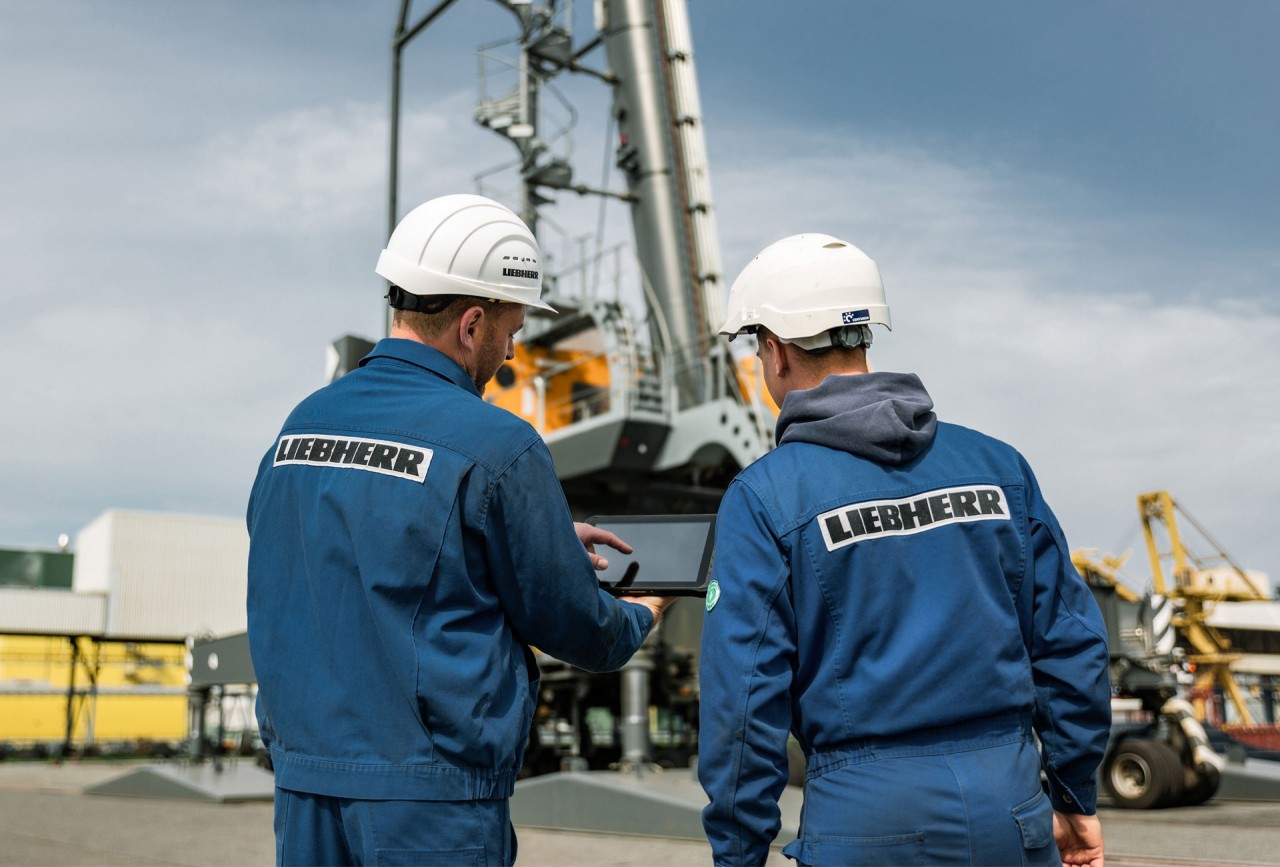 liebherr-customer-service-xpertassist-tablet-engineers-remote-support 1920x1300