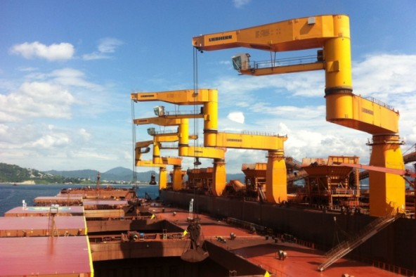 Content-3to2-liebherr-sc-fts-mpg-multi-purpose-grab-crane-floating-transfer-solution-bulk-handling-vale-ore-sossego-1