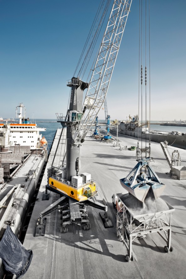 liebherr-lhm-550-mobile-harbour-crane-bulk-handling-pactronic-agam-kuwait-1