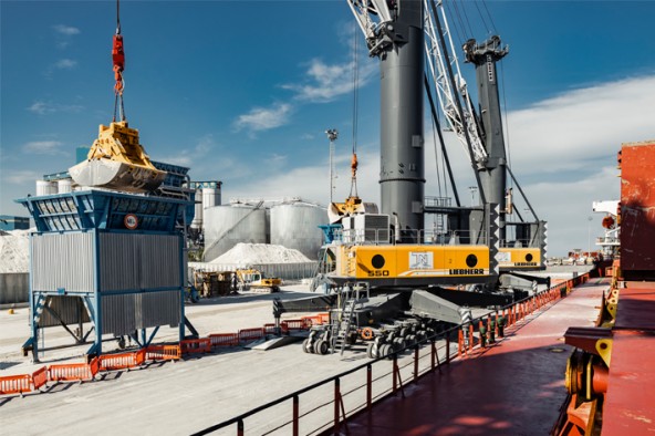 liebherr-lhm-550-mobile-harbour-crane-bulk-handling-ravenna-italy-europe