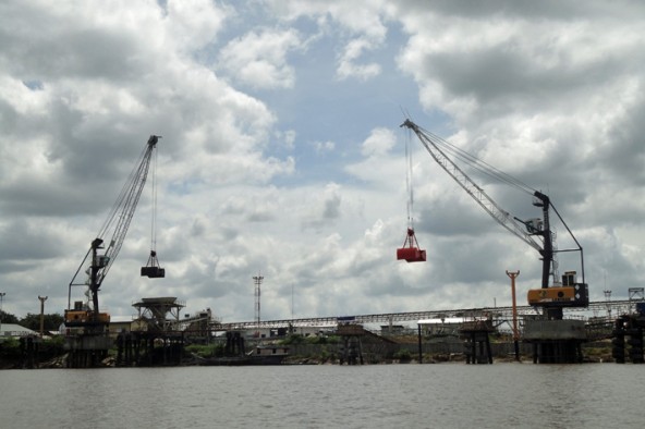 liebherr-lfs-180-fixed-slewing-harbour-crane-bulk-handling-pamapersadda-nusantara-indonesia-2