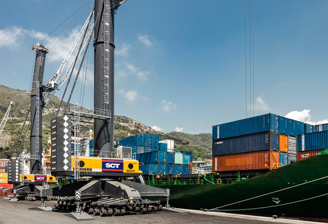 liebherr-lhm-800-mobile-harbour-crane-container-handling-salerno-italy-europe-1