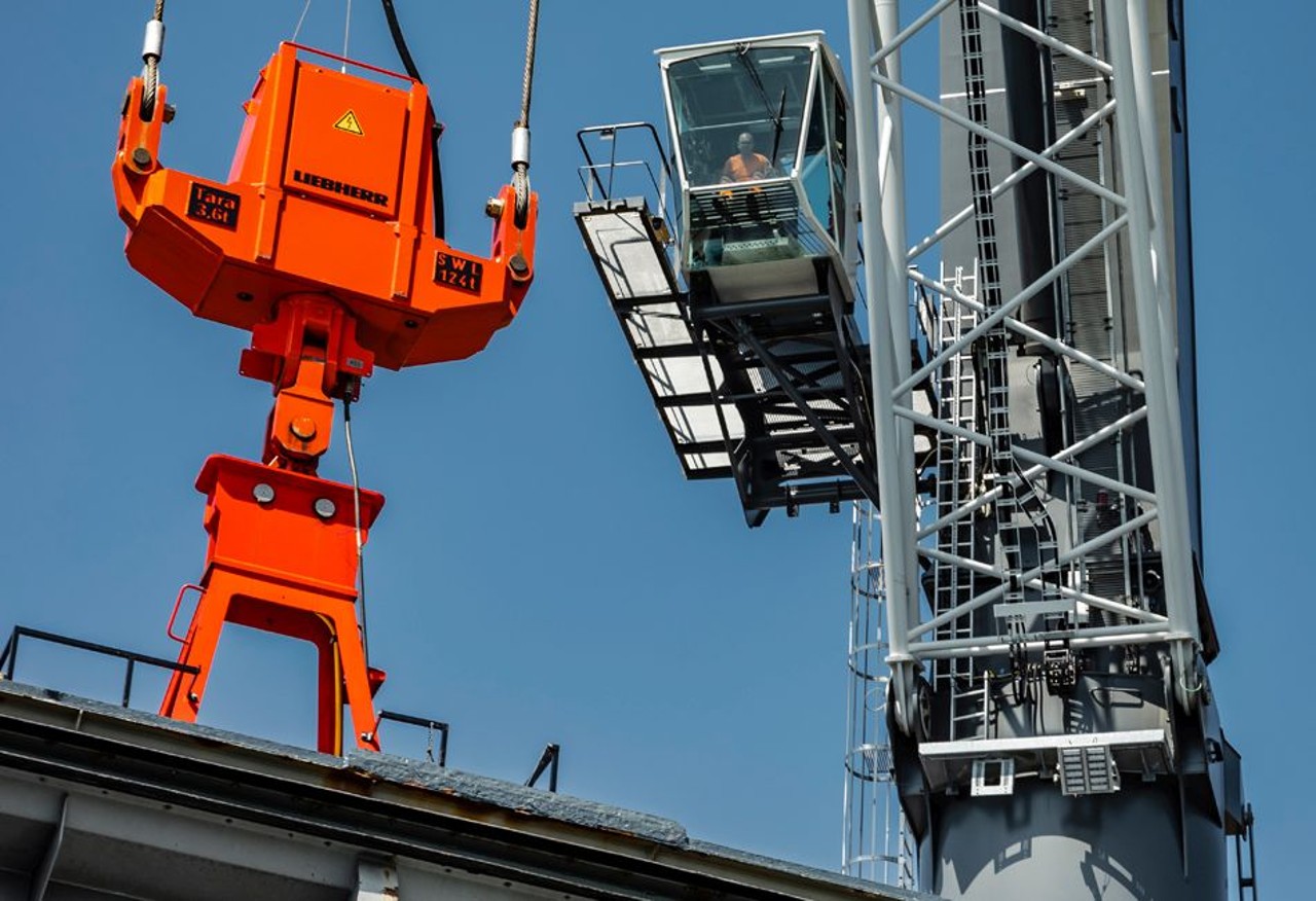 liebherr-lhm-800-mobile-harbour-crane-container-handling-salerno-italy-europe-2