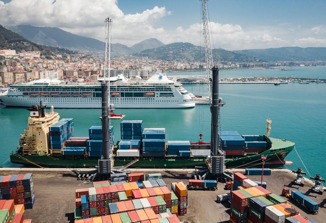 liebherr-lhm-800-mobile-harbour-crane-container-handling-salerno-italy-europe-3