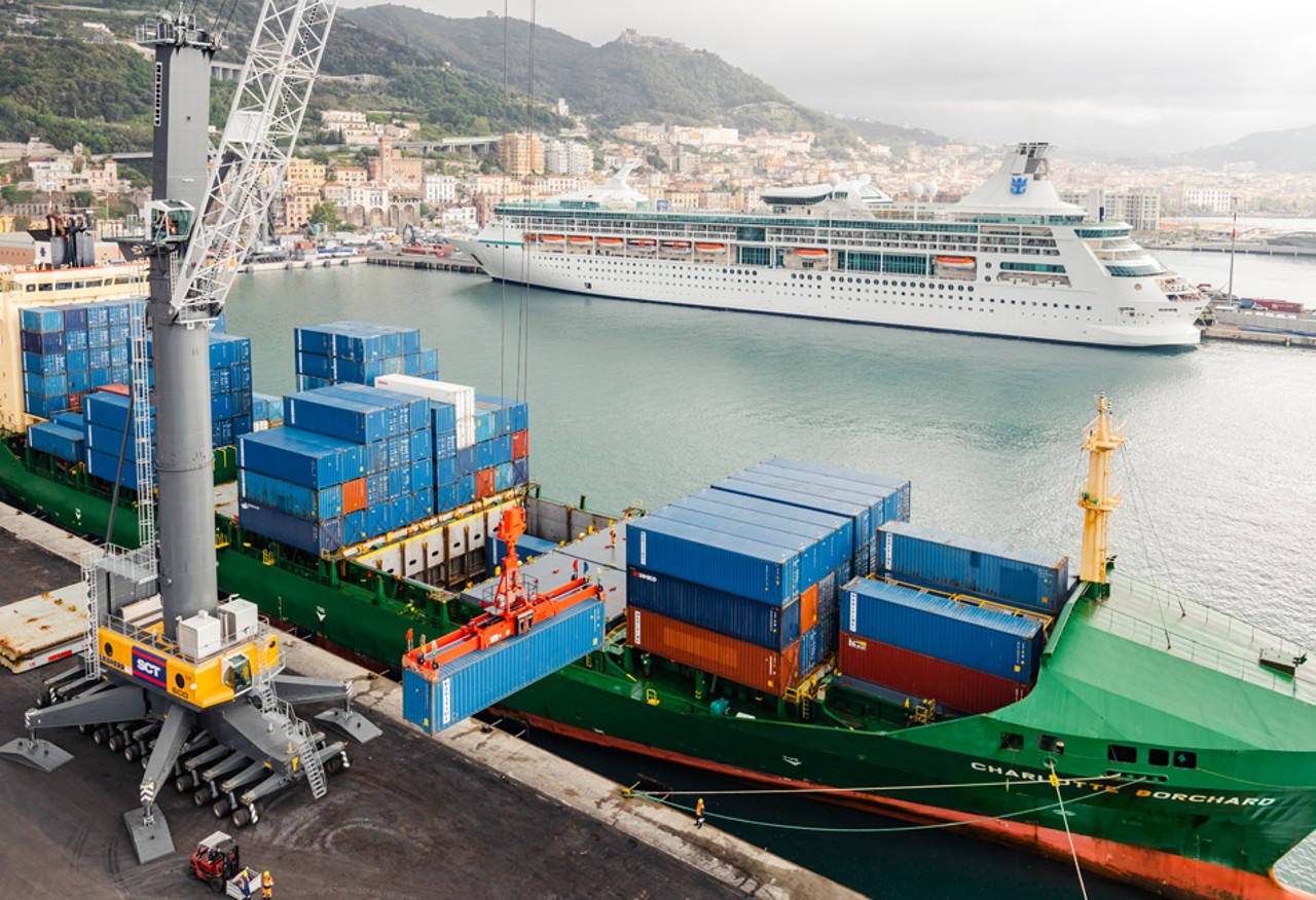 liebherr-lhm-800-mobile-harbour-crane-container-handling-salerno-italy-europe-4