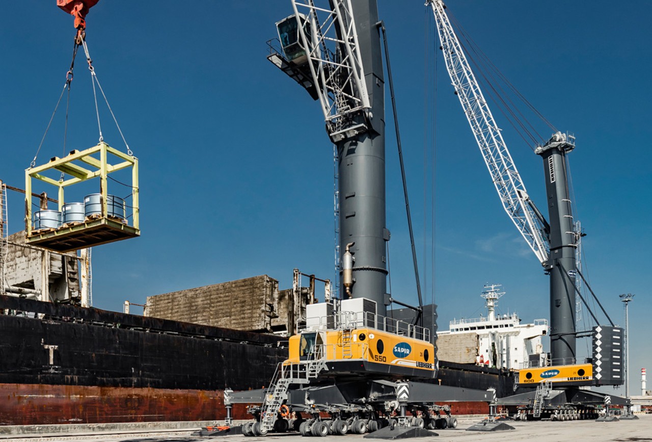 liebherr-lhm-550-mobile-harbour-crane-container-handling-1