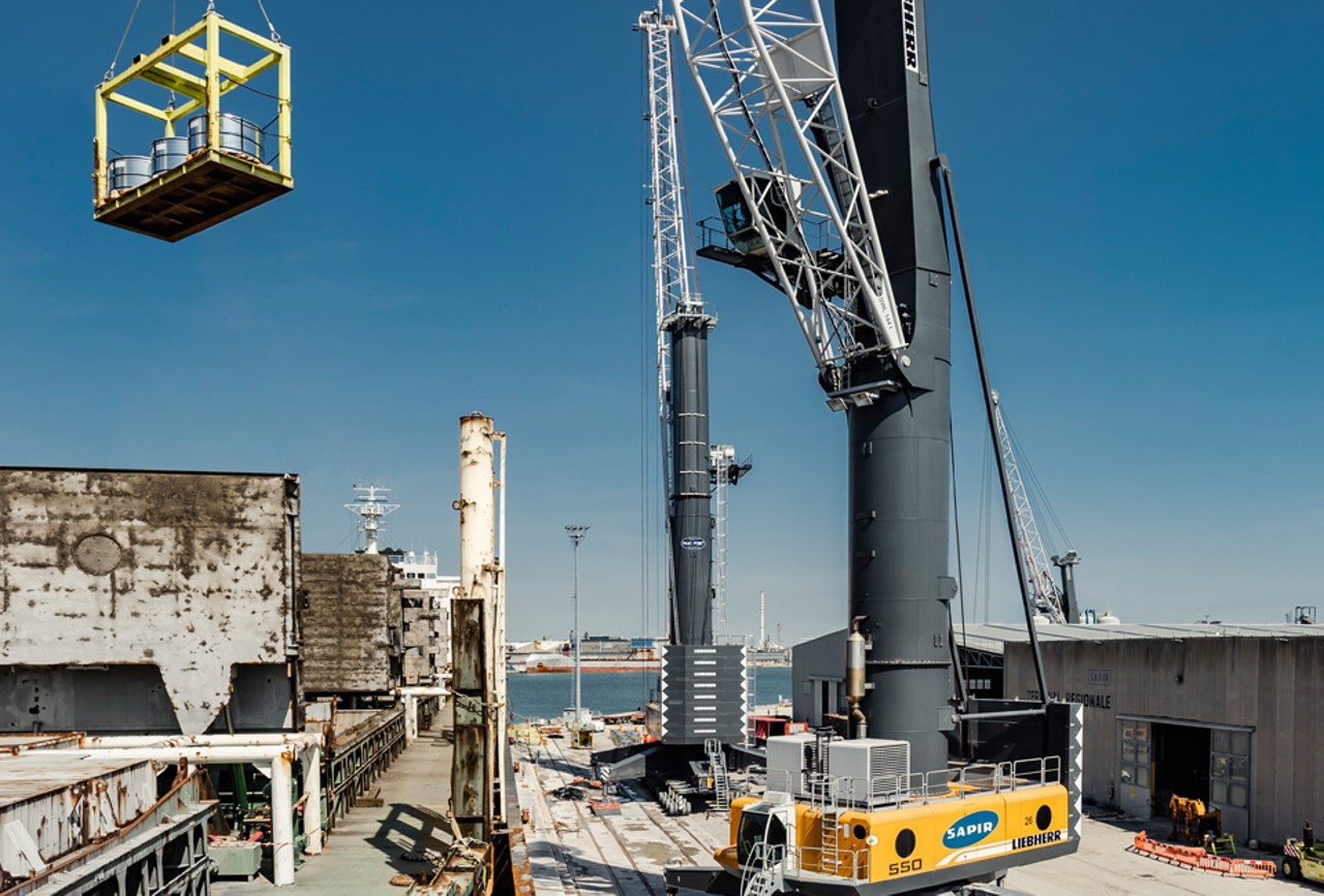 liebherr-lhm-550-mobile-harbour-crane-container-handling-4