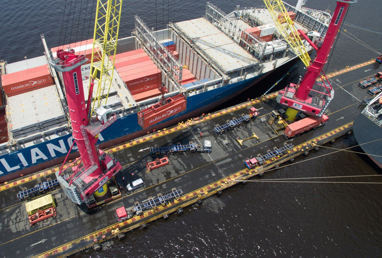 liebherr-lbs-600-barge-slwing-crane-container-handling