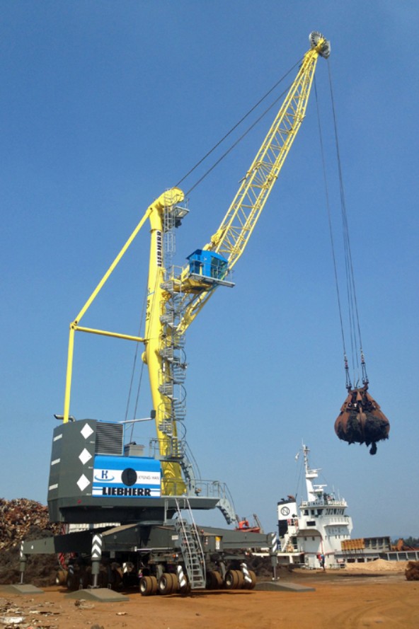 liebherr-lhm-280-mobile-harbour-crane-scrap-handling-pohang-south-korea