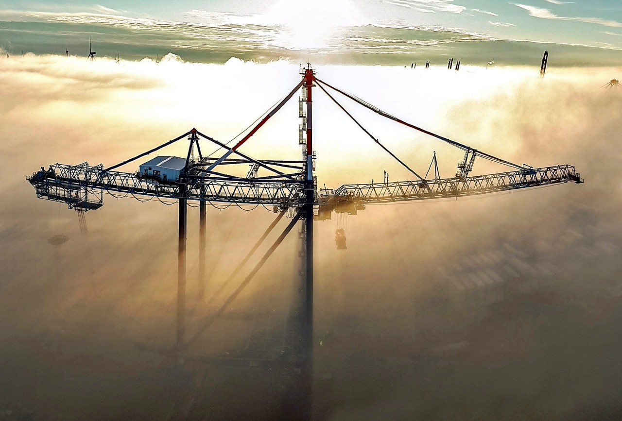 liebherr-images-liebherr-sts-crane-rises-above-the-fog-at-ntb^-NL