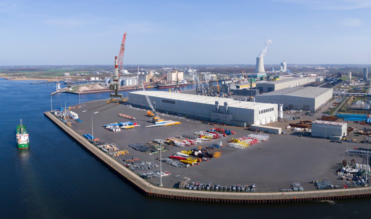 liebherr-tcc-travelling-cargo-crane-heavy-lift-rostock-germany-europe