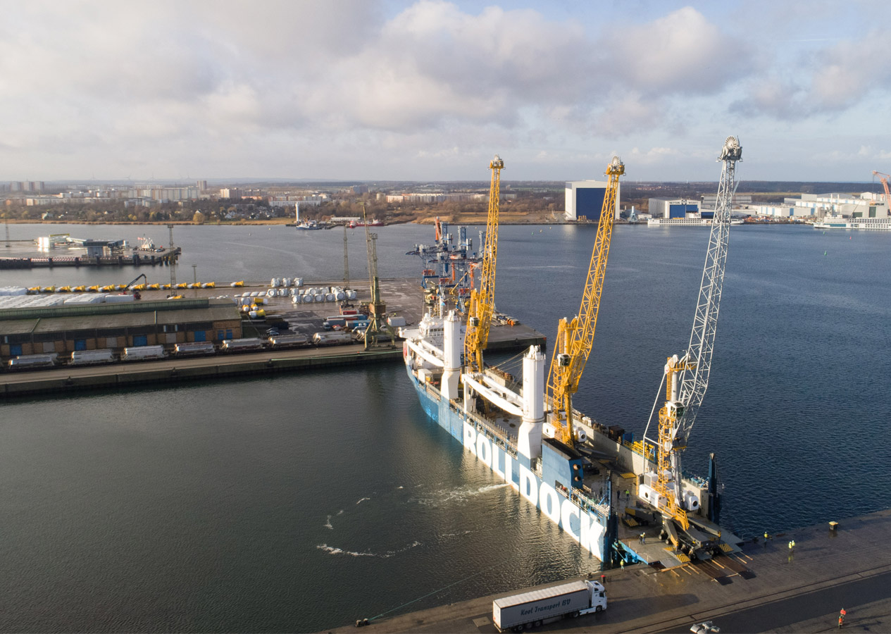 liebherr-lh-420-mobile-harbour-crane-rolldock-shipment-roro-rostock-germany-europe