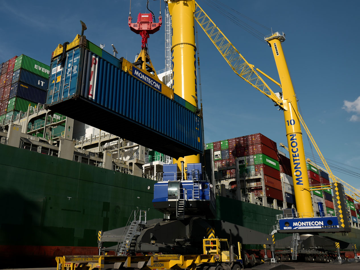 liebherr-lhm-800-mobile-harbour-crane-container-handling-montevideo-uruguay-south-america-NL-1