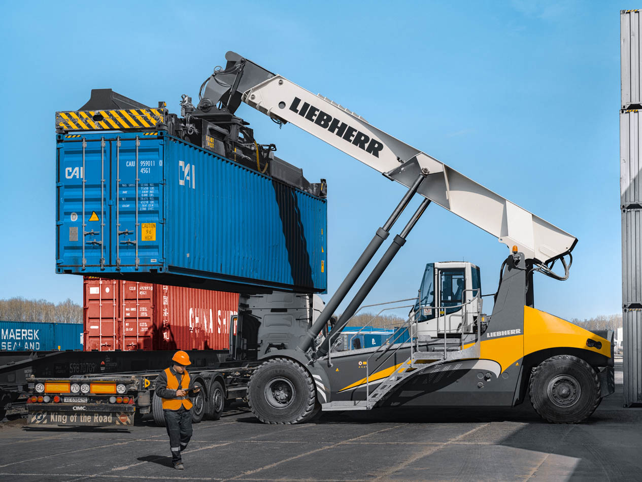 liebherr-lrs-545-reachstacker-container-handling-kaluga-russia-NL