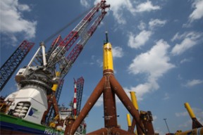 liebherr-oc-cal-64000-crane-around-the leg-offshore-heavy-lift-wind-plant-installation-innovation-hgo-teaser-2