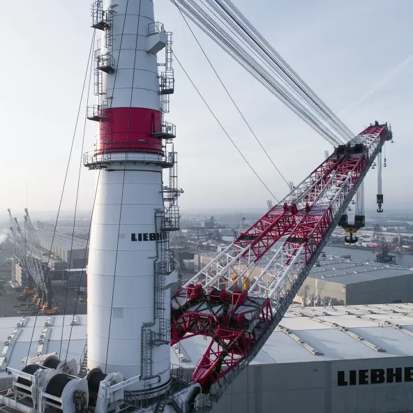 Heavy lift handling in Rostock with the TCC 78000 | Liebherr