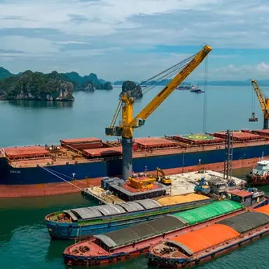 liebherr-cbg-on-barge-or-transshipper