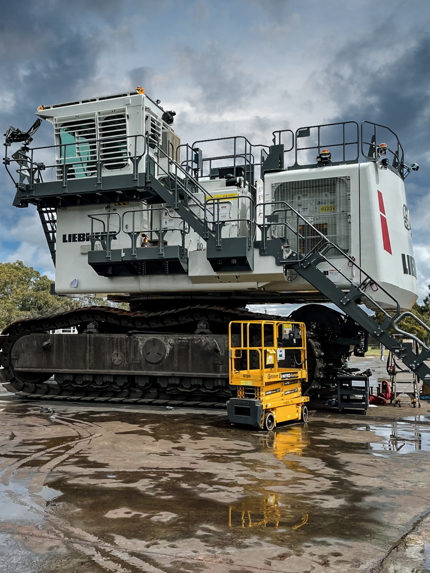 ラハイナ！！ Liebherr R 9400 repower: Pioneering electric excavator in
