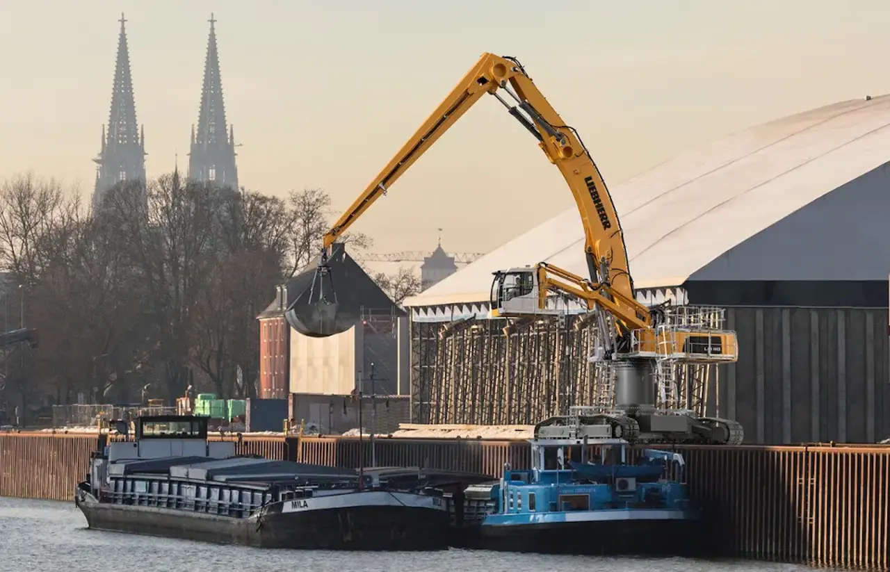 liebherr-crawler-material-handling-machine v2